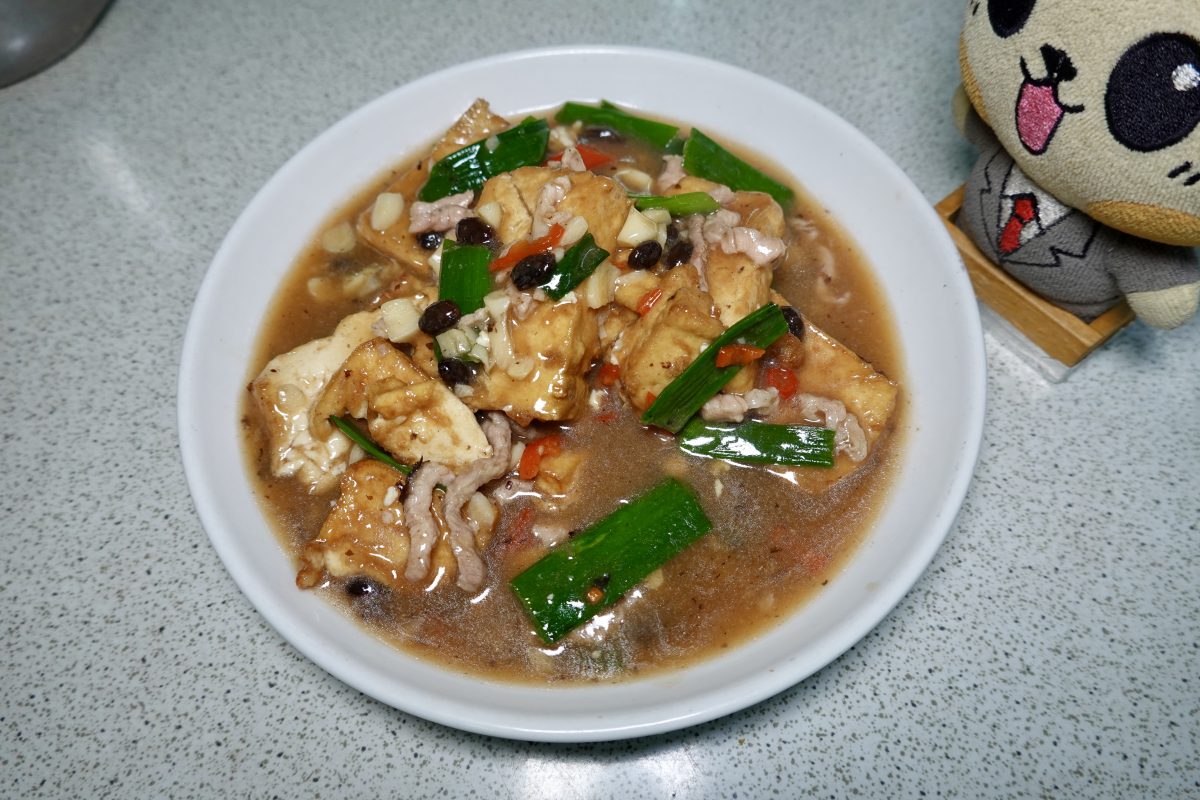 【台北六張犁站美食】湘鼎坊 2026：蔣經國總統私人廚師開的餐廳，老派特色平價熱炒店，砂鍋魚頭是招牌 7184