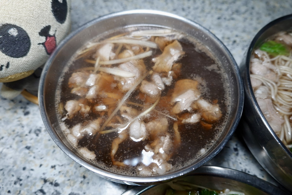 【台北行天宮站美食】松江市場當歸羊肉湯 2026：冷冷的天就要喝一碗當歸羊肉湯，全身都暖呼呼，20多年堅持好味道，冬天補身必收 7208