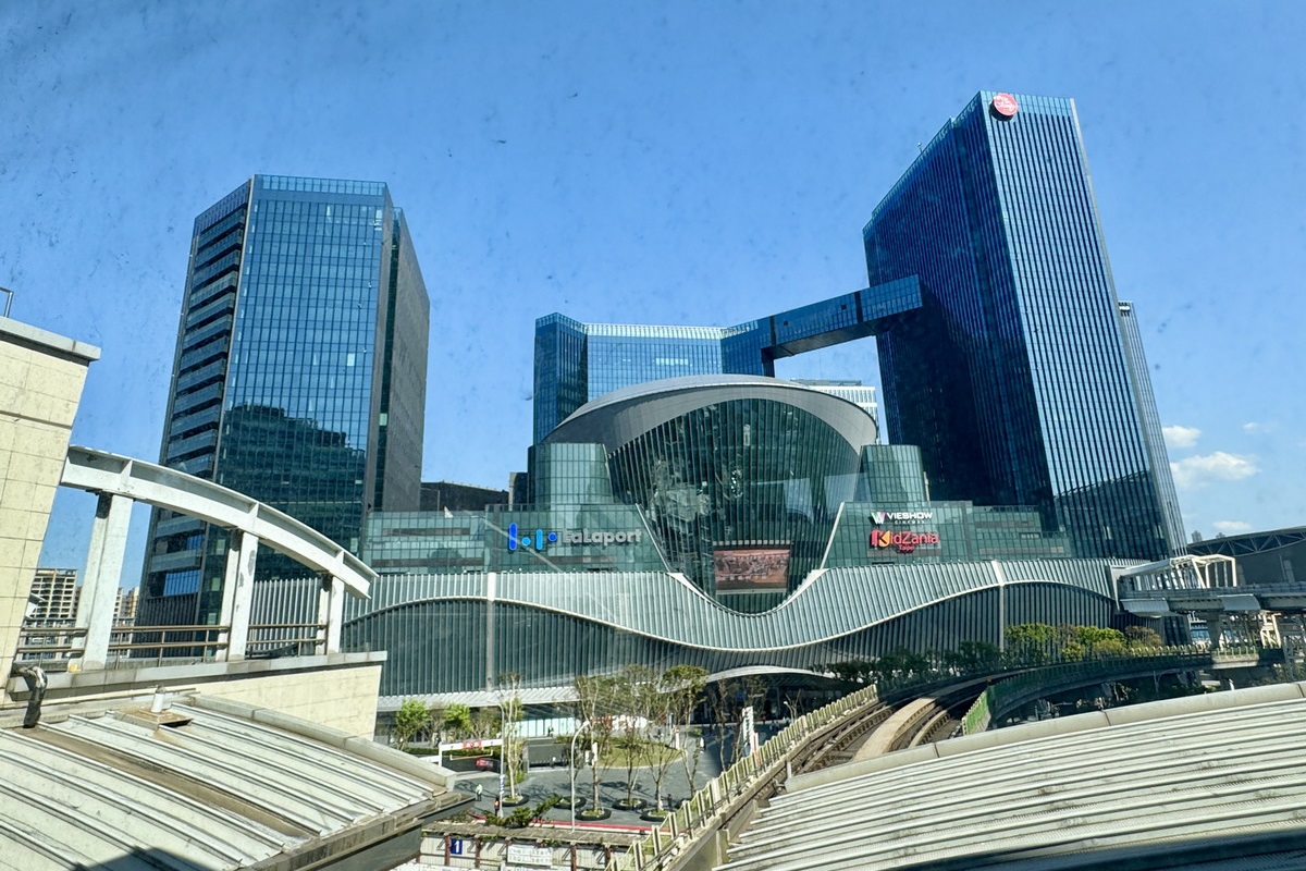 【台北市南港軟體園區站美食】漢來上海湯包台北LaLaport店 2026：小籠湯包南霸天來到南港LaLaport了，湯包現做現蒸，內行的會點超厚片排骨蛋炒飯 7215