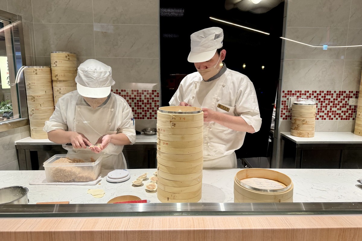 【台北市南港軟體園區站美食】漢來上海湯包台北LaLaport店 2026：小籠湯包南霸天來到南港LaLaport了，湯包現做現蒸，內行的會點超厚片排骨蛋炒飯 7215
