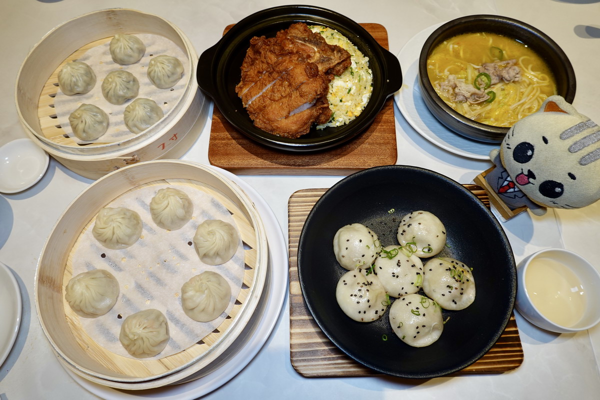 【台北市南港軟體園區站美食】漢來上海湯包台北LaLaport店 2026：小籠湯包南霸天來到南港LaLaport了，湯包現做現蒸，內行的會點超厚片排骨蛋炒飯 7215