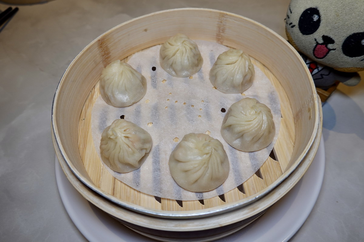 【台北市南港軟體園區站美食】漢來上海湯包台北LaLaport店 2026：小籠湯包南霸天來到南港LaLaport了，湯包現做現蒸，內行的會點超厚片排骨蛋炒飯 7215