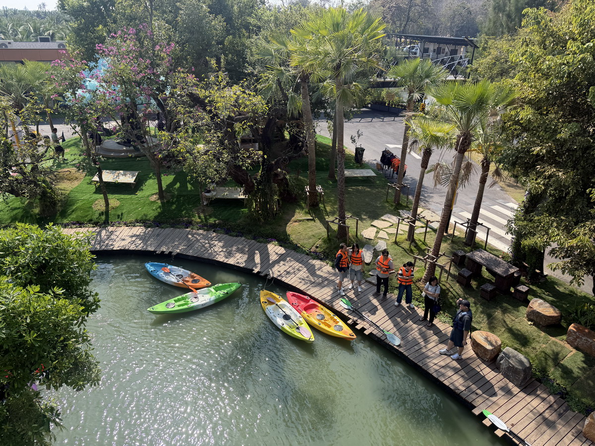 【泰國拉差布里府旅遊】Damnoen Sky 飛機咖啡廳 2026：太狂了！將退役客機改成咖啡廳，還可以搭乘小火車、划獨木舟，根本親子樂園，泰國近郊最新熱門打卡景點 7224