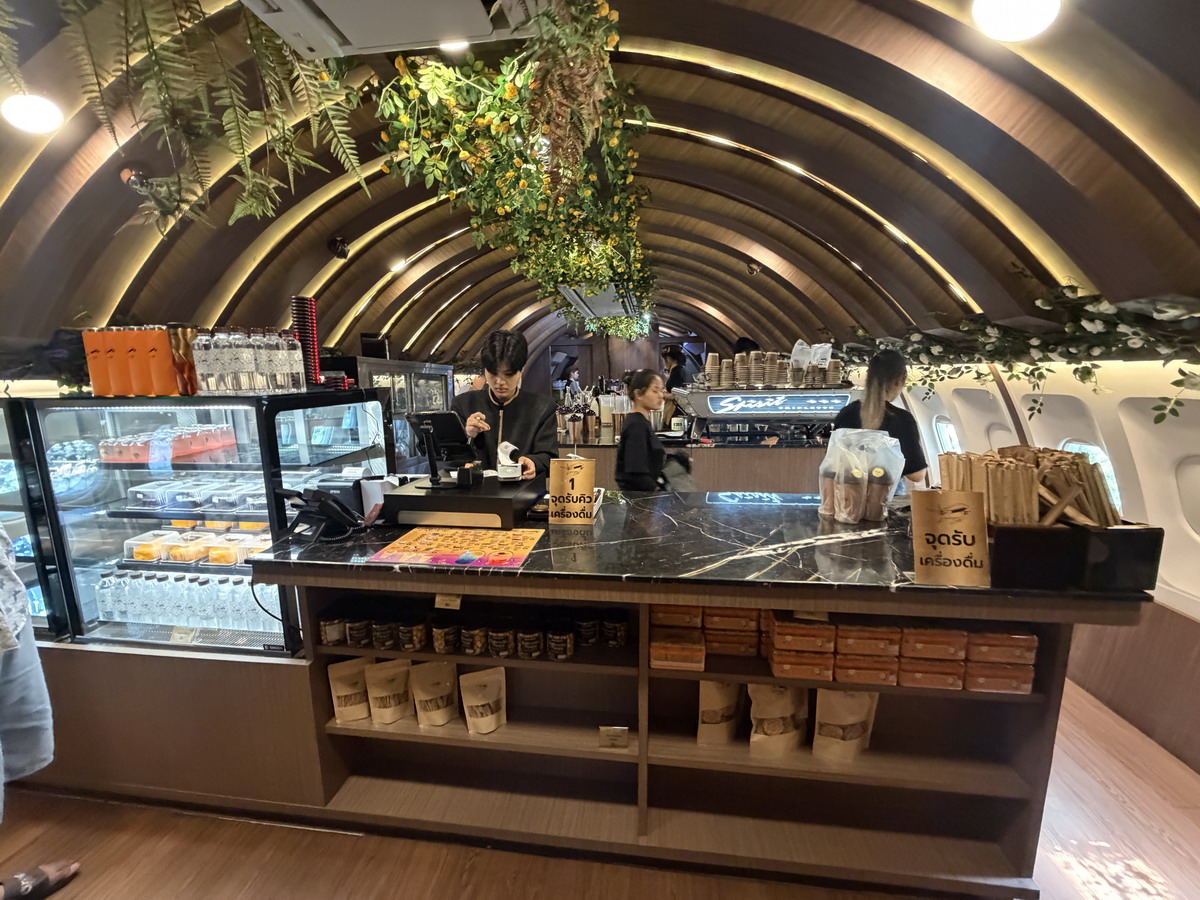 【泰國拉差布里府旅遊】Damnoen Sky 飛機咖啡廳 2026：太狂了！將退役客機改成咖啡廳，還可以搭乘小火車、划獨木舟，根本親子樂園，泰國近郊最新熱門打卡景點 7224