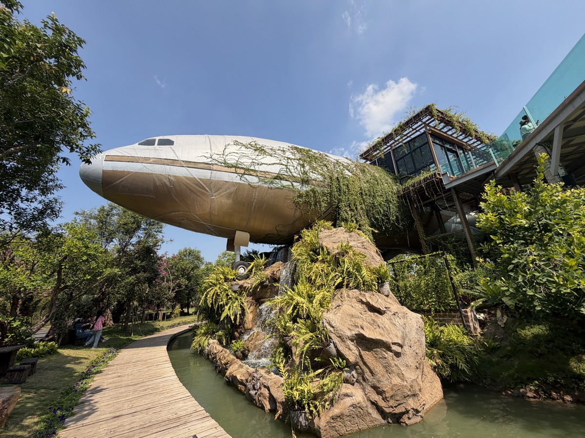 【泰國拉差布里府旅遊】Damnoen Sky 飛機咖啡廳 2026：太狂了！將退役客機改成咖啡廳，還可以搭乘小火車、划獨木舟，根本親子樂園，泰國近郊最新熱門打卡景點 7224