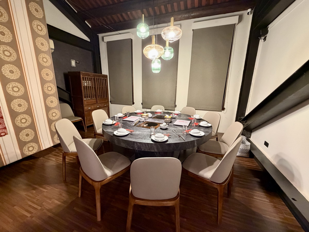 【台北大橋頭站美食】老撈麻辣火鍋2店x順天外科醫院大稻埕店 2026:「輝達」黃仁勳麻辣火鍋愛店在大稻埕展店,百年「順天外科醫院」變身古宅餐廳,特色廣東雞煲蟹香濃迷人 7228 【台北大橋頭站美食】老撈麻辣火鍋2店x順天外科醫院大稻埕店 2026:「輝達」黃仁勳麻辣火鍋愛店在大稻埕展店,百年「順天外科醫院」變身古宅餐廳,特色廣東雞煲蟹香濃迷人 7228