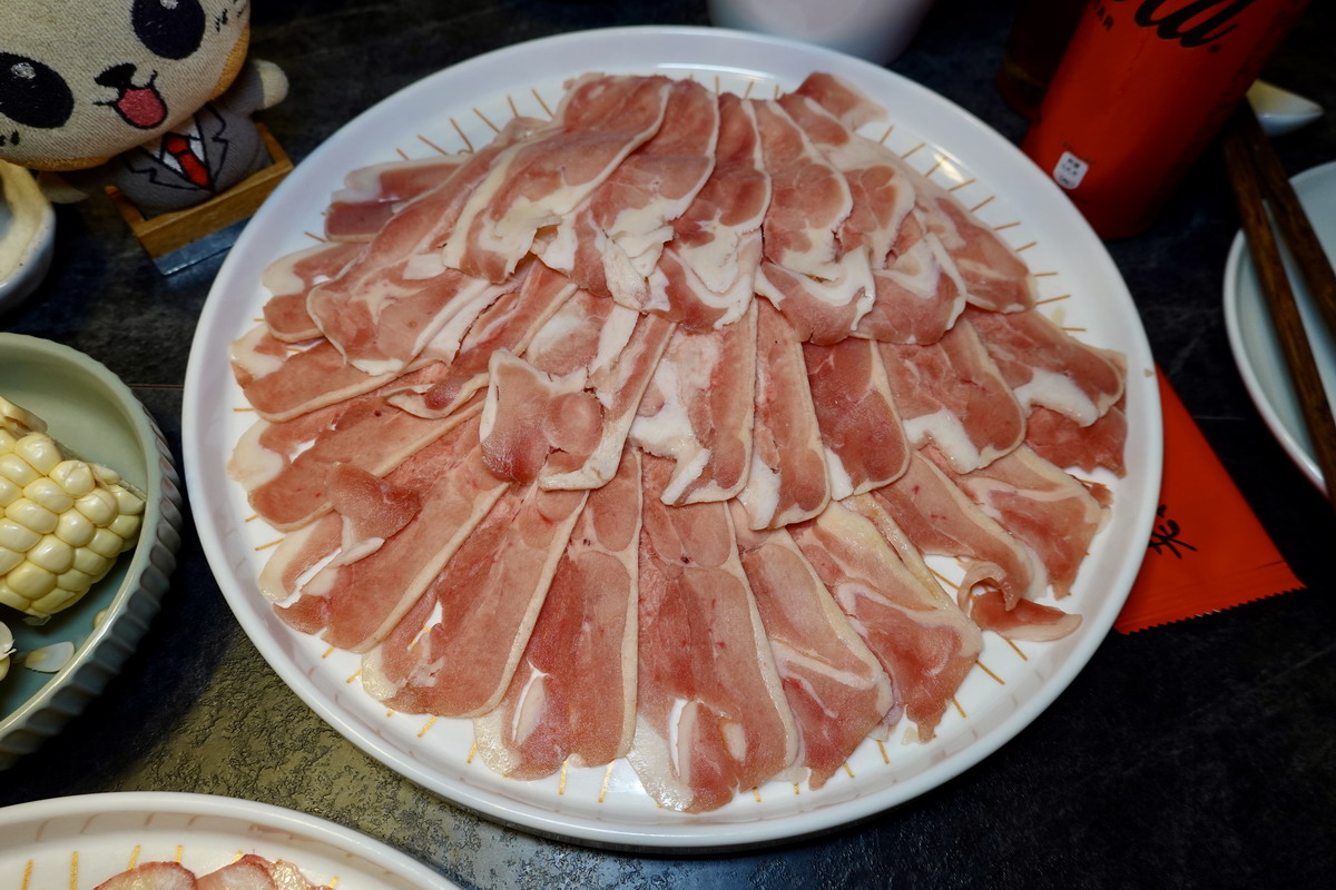 【台北大橋頭站美食】老撈麻辣火鍋2店x順天外科醫院大稻埕店 2026:「輝達」黃仁勳麻辣火鍋愛店在大稻埕展店,百年「順天外科醫院」變身古宅餐廳,特色廣東雞煲蟹香濃迷人 7228 【台北大橋頭站美食】老撈麻辣火鍋2店x順天外科醫院大稻埕店 2026:「輝達」黃仁勳麻辣火鍋愛店在大稻埕展店,百年「順天外科醫院」變身古宅餐廳,特色廣東雞煲蟹香濃迷人 7228