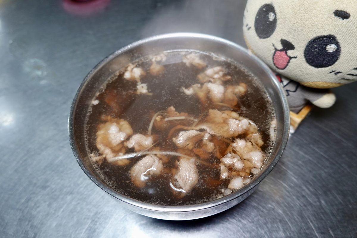 【台北行天宮站美食】松江市場當歸羊肉湯 2026：冷冷的天就要喝一碗當歸羊肉湯，全身都暖呼呼，20多年堅持好味道，冬天補身必收 7208