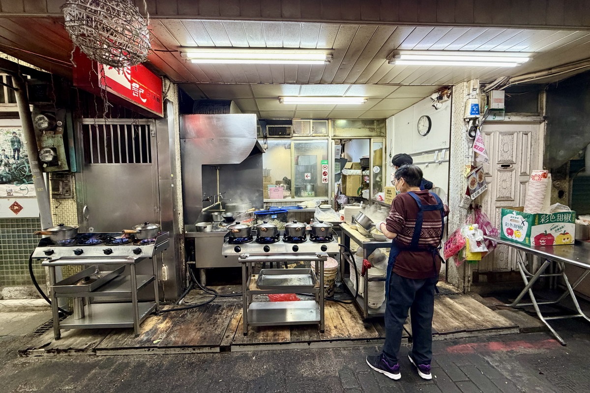 【台北西門站美食】龍記搶鍋麵 2026：好店不怕巷子深，只賣一種麵就可以闖蕩江湖40多年，加蒜蓉是好吃的秘訣，小菜豬腳不要錯過 7231