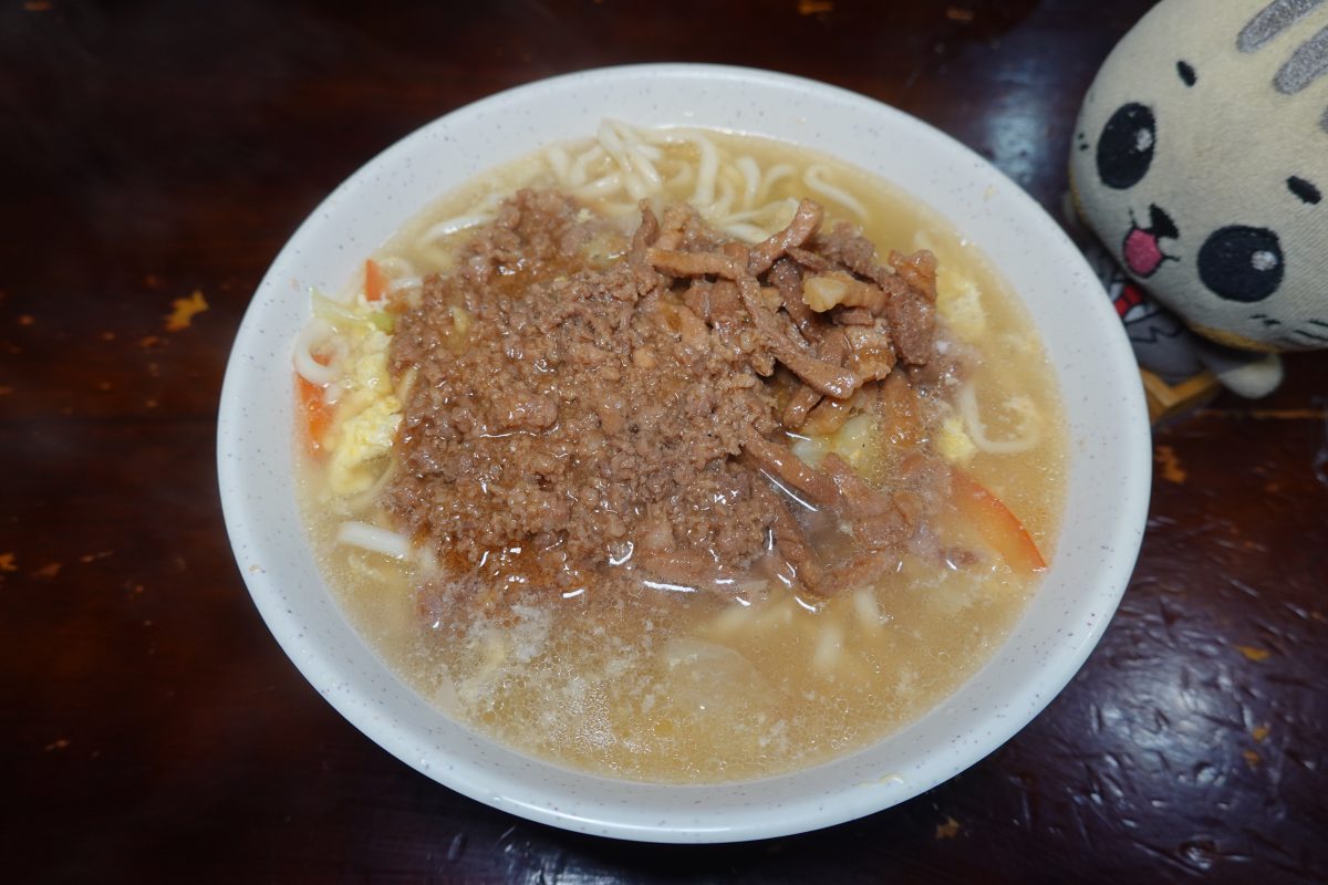 【台北西門站美食】龍記搶鍋麵 2026：好店不怕巷子深，只賣一種麵就可以闖蕩江湖40多年，加蒜蓉是好吃的秘訣，小菜豬腳不要錯過 7231