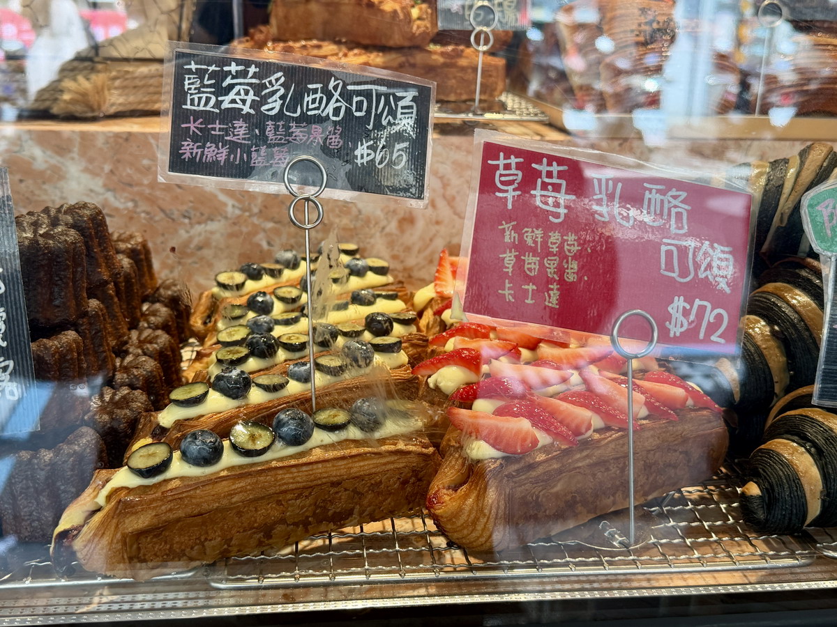 【台北市中山國中站美食】宜可頌 2026:外表很法式但內心卻很台的可頌專賣店,台式口味如鵝油香蔥、明太子、青蒜香腸、蜜汁叉燒都可以做成可頌,低調小店卻是每天排隊人潮不斷 7236 【台北市中山國中站美食】宜可頌 2026:外表很法式但內心卻很台的可頌專賣店,台式口味如鵝油香蔥、明太子、青蒜香腸、蜜汁叉燒都可以做成可頌,低調小店卻是每天排隊人潮不斷 7236