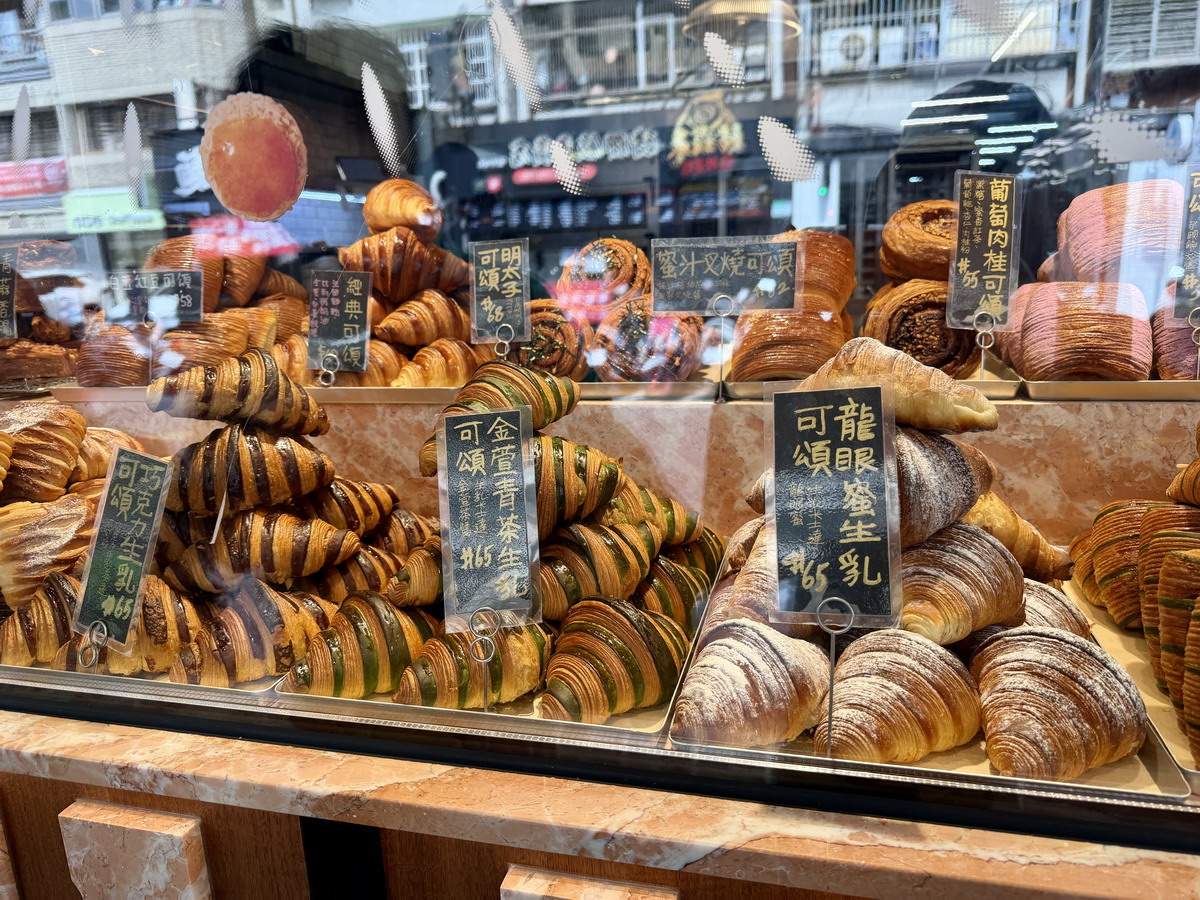 【台北市中山國中站美食】宜可頌 2026:外表很法式但內心卻很台的可頌專賣店,台式口味如鵝油香蔥、明太子、青蒜香腸、蜜汁叉燒都可以做成可頌,低調小店卻是每天排隊人潮不斷 7236 【台北市中山國中站美食】宜可頌 2026:外表很法式但內心卻很台的可頌專賣店,台式口味如鵝油香蔥、明太子、青蒜香腸、蜜汁叉燒都可以做成可頌,低調小店卻是每天排隊人潮不斷 7236