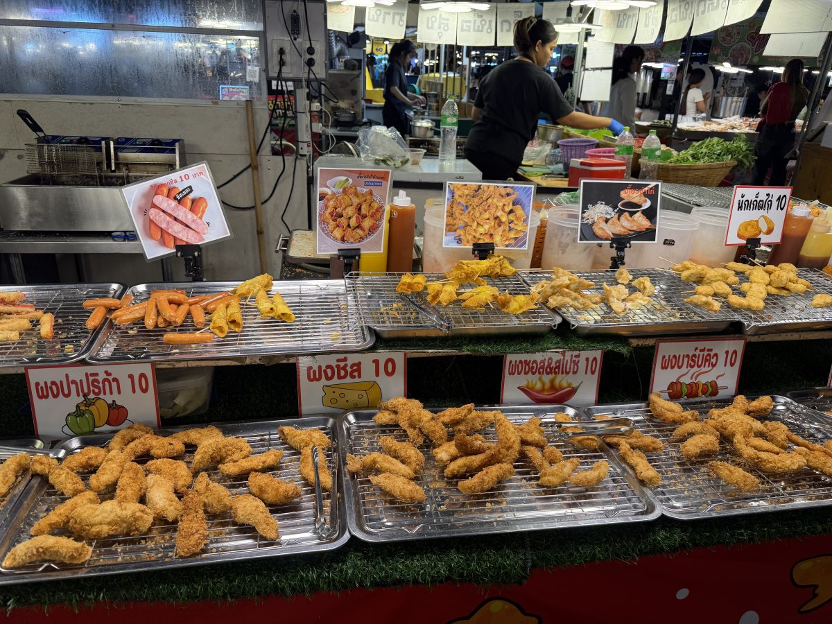 【泰國曼谷夜市】里多安城堡夜市Liabduan Danneramit Night Market 2026：曼谷熱門新興夜市，尚未觀光化，可以體驗在地人生活，水燈節有放水燈 7238 