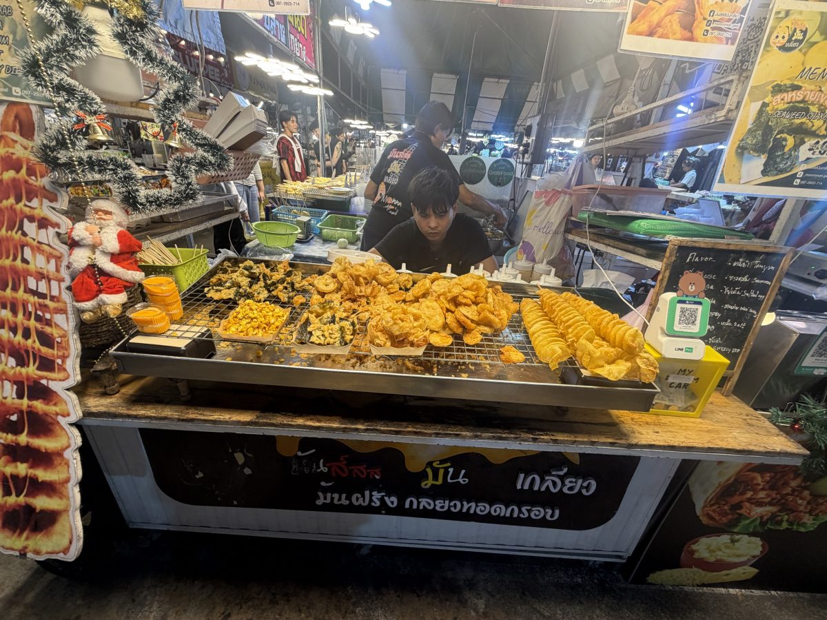 【泰國曼谷夜市】里多安城堡夜市Liabduan Danneramit Night Market 2026：曼谷熱門新興夜市，尚未觀光化，可以體驗在地人生活，水燈節有放水燈 7238 