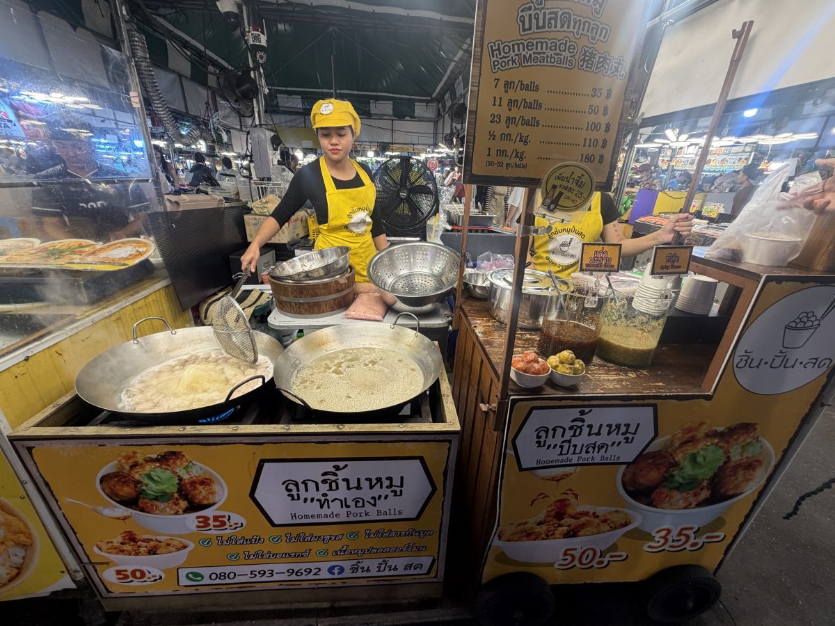 【泰國曼谷夜市】里多安城堡夜市Liabduan Danneramit Night Market 2026：曼谷熱門新興夜市，尚未觀光化，可以體驗在地人生活，水燈節有放水燈 7238 