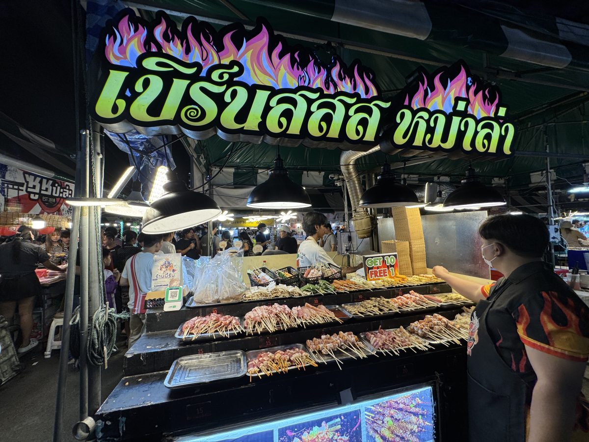 【泰國曼谷夜市】里多安城堡夜市Liabduan Danneramit Night Market 2026：曼谷熱門新興夜市，尚未觀光化，可以體驗在地人生活，水燈節有放水燈 7238 