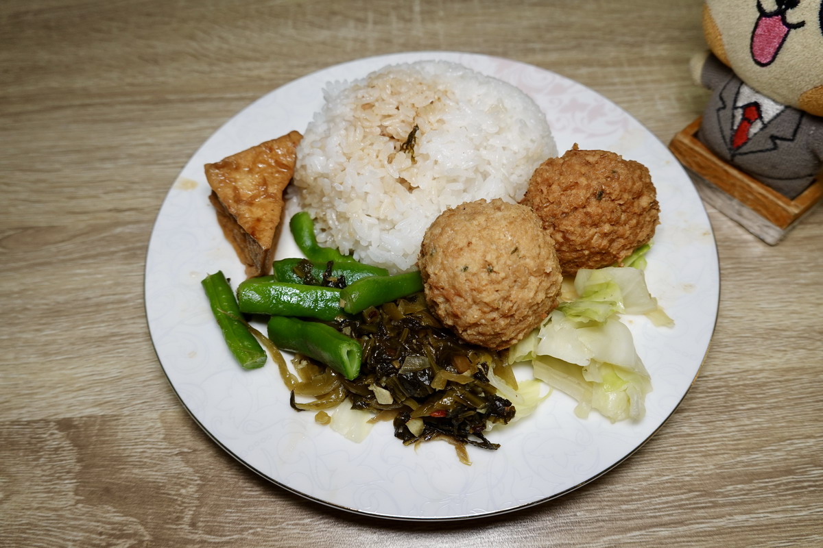 【台北忠孝復興站美食】任氏正宗揚州獅子頭專賣店 2026：台北必吃獅子頭搬新家還開小吃店，獅子頭滷白菜美味可口，還有獅子頭肉夾膜和滷豬腳（可接餐廳訂單） 7316