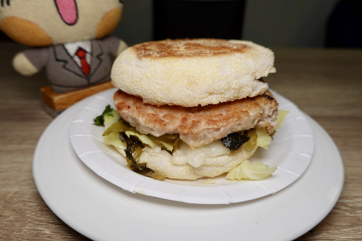 【台北忠孝復興站美食】任氏正宗揚州獅子頭專賣店 2026：台北必吃獅子頭搬新家還開小吃店，獅子頭滷白菜美味可口，還有獅子頭肉夾膜和滷豬腳（可接餐廳訂單） 7316 @貓大爺