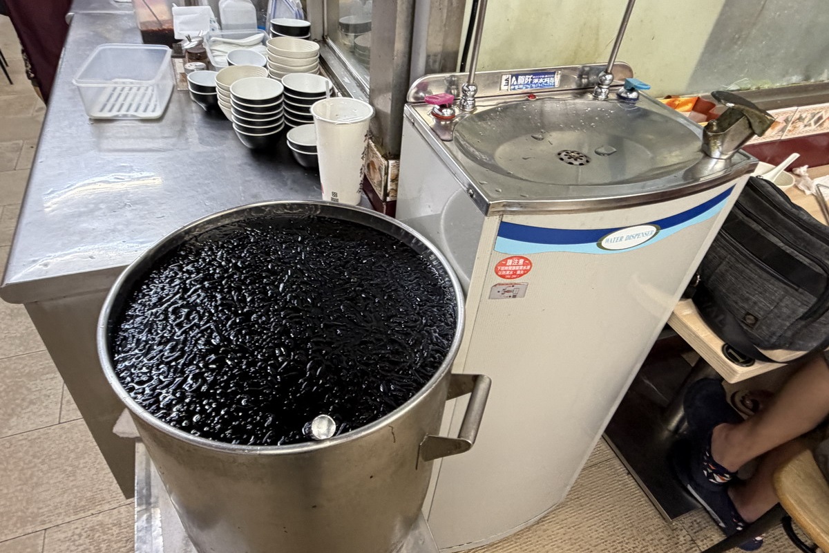 【台北南京復興站美食】家鴻燒鵝 2026：興安街每天排隊的燒臘便當名店，鵝腿飯超搶手，燒鴨、油雞、叉燒與廣炒麵都好吃 7240