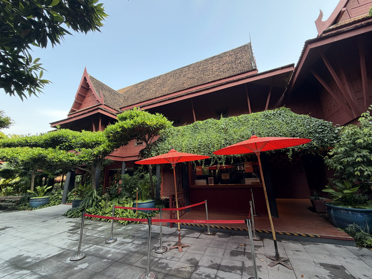 【泰國曼谷旅遊】湯普生博物館 Jim Thompson House Meseum 2026:美籍泰國絲綢大王的傳奇人生與他親自設計的泰式建築及古董珍藏,曼谷深度文化之旅 7251 【泰國曼谷旅遊】湯普生博物館 Jim Thompson House Meseum 2026:美籍泰國絲綢大王的傳奇人生與他親自設計的泰式建築及古董珍藏,曼谷深度文化之旅 7251