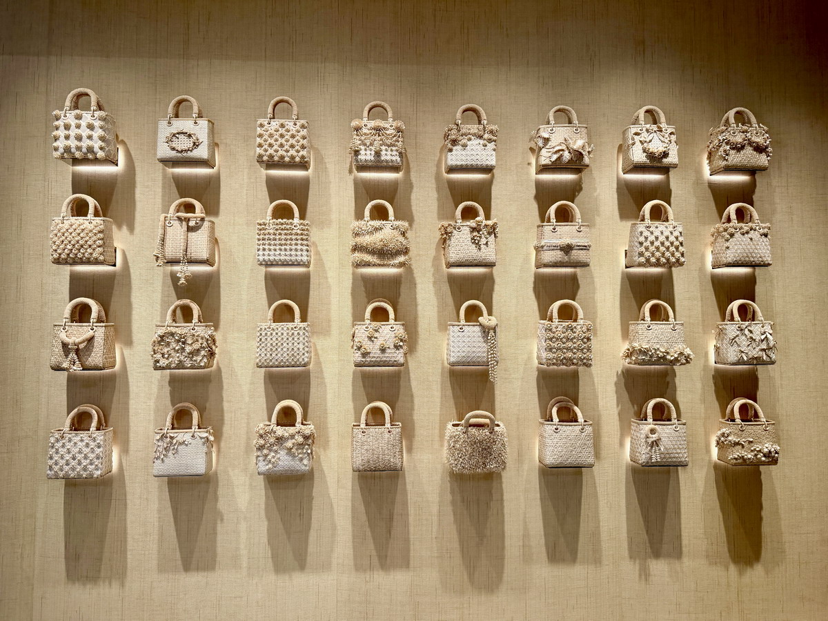 【泰國曼谷美食】迪奧黃金屋咖啡廳 Dior Gold House/Dior Café 2026：怎麼可以美成這樣！曼谷頂級時尚奢華展售間與咖啡廳，都會鬧區中的森林仙境，頂尖藝術與美食的結合，美照拍不完 7263