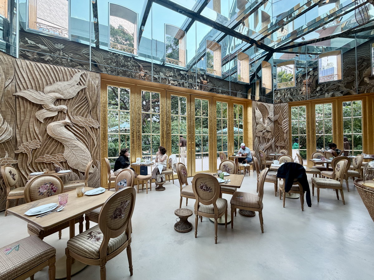 【泰國曼谷美食】迪奧黃金屋咖啡廳 Dior Gold House/Dior Café 2026：怎麼可以美成這樣！曼谷頂級時尚奢華展售間與咖啡廳，都會鬧區中的森林仙境，頂尖藝術與美食的結合，美照拍不完 7263