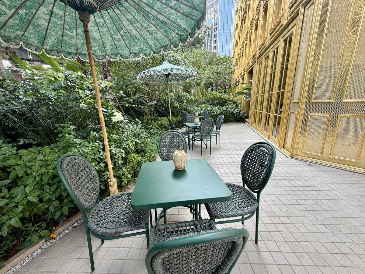 【泰國曼谷美食】迪奧黃金屋咖啡廳 Dior Gold House/Dior Café 2026：怎麼可以美成這樣！曼谷頂級時尚奢華展售間與咖啡廳，都會鬧區中的森林仙境，頂尖藝術與美食的結合，美照拍不完 7263
