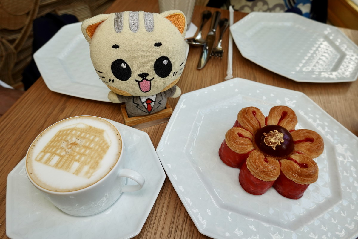 【泰國曼谷美食】迪奧黃金屋咖啡廳 Dior Gold House/Dior Café 2026：怎麼可以美成這樣！曼谷頂級時尚奢華展售間與咖啡廳，都會鬧區中的森林仙境，頂尖藝術與美食的結合，美照拍不完 7263