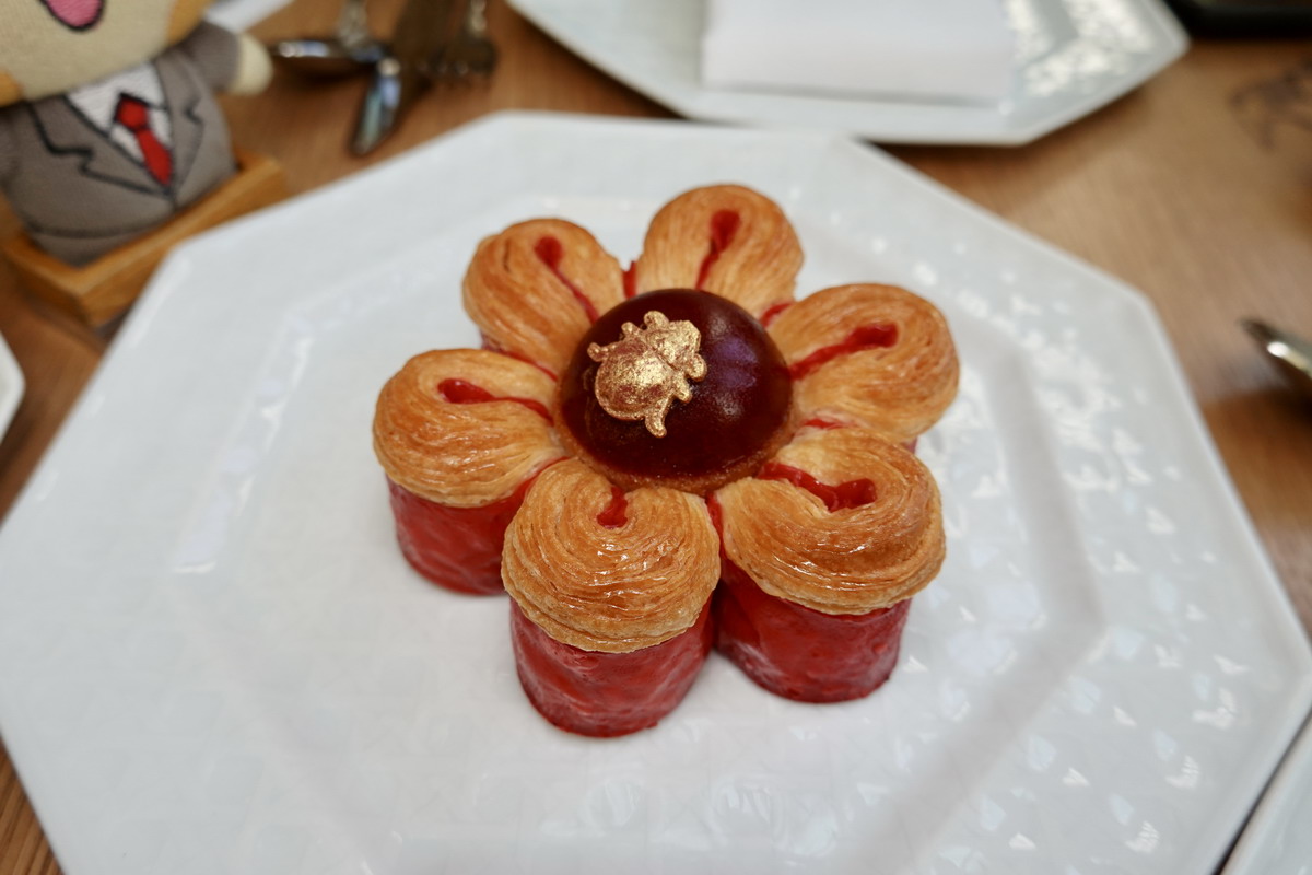 【泰國曼谷美食】迪奧黃金屋咖啡廳 Dior Gold House/Dior Café 2026：怎麼可以美成這樣！曼谷頂級時尚奢華展售間與咖啡廳，都會鬧區中的森林仙境，頂尖藝術與美食的結合，美照拍不完 7263