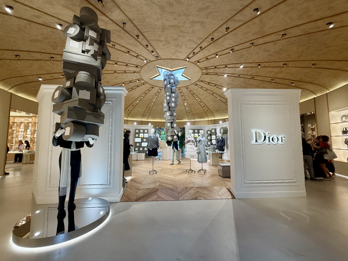 【泰國曼谷美食】迪奧黃金屋咖啡廳 Dior Gold House/Dior Café 2026：怎麼可以美成這樣！曼谷頂級時尚奢華展售間與咖啡廳，都會鬧區中的森林仙境，頂尖藝術與美食的結合，美照拍不完 7263
