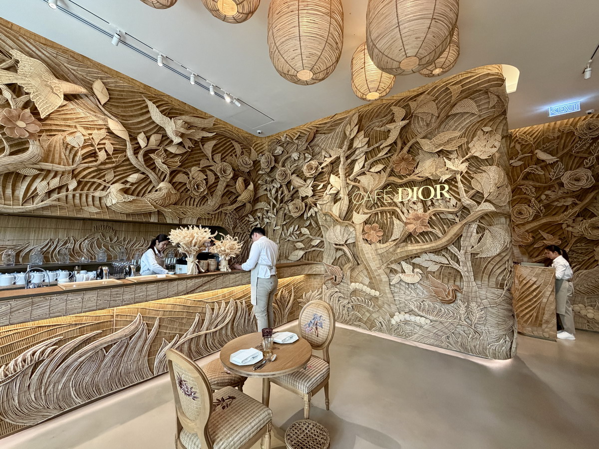 【泰國曼谷美食】迪奧黃金屋咖啡廳 Dior Gold House/Dior Café 2026：怎麼可以美成這樣！曼谷頂級時尚奢華展售間與咖啡廳，都會鬧區中的森林仙境，頂尖藝術與美食的結合，美照拍不完 7263