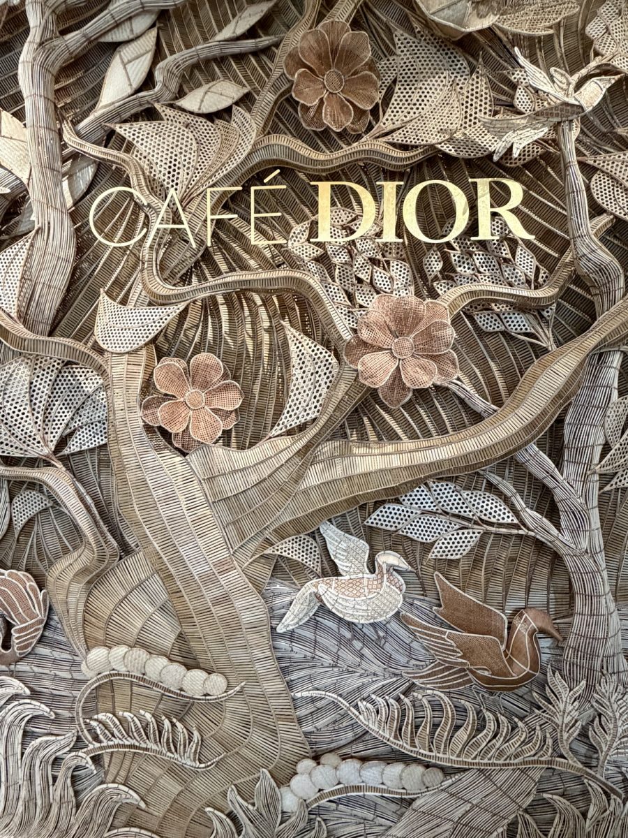 【泰國曼谷美食】迪奧黃金屋咖啡廳 Dior Gold House/Dior Café 2026：怎麼可以美成這樣！曼谷頂級時尚奢華展售間與咖啡廳，都會鬧區中的森林仙境，頂尖藝術與美食的結合，美照拍不完 7263