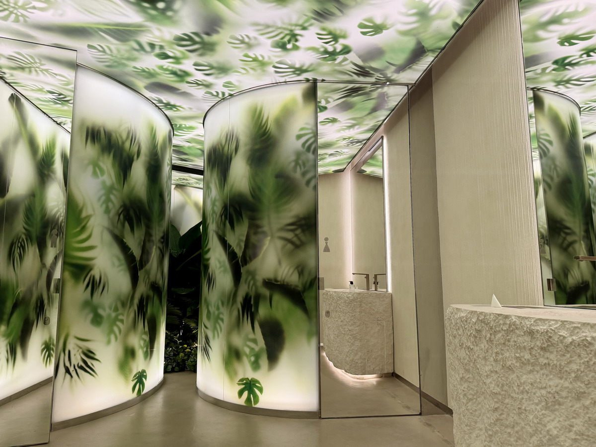 【泰國曼谷美食】迪奧黃金屋咖啡廳 Dior Gold House/Dior Café 2026：怎麼可以美成這樣！曼谷頂級時尚奢華展售間與咖啡廳，都會鬧區中的森林仙境，頂尖藝術與美食的結合，美照拍不完 7263