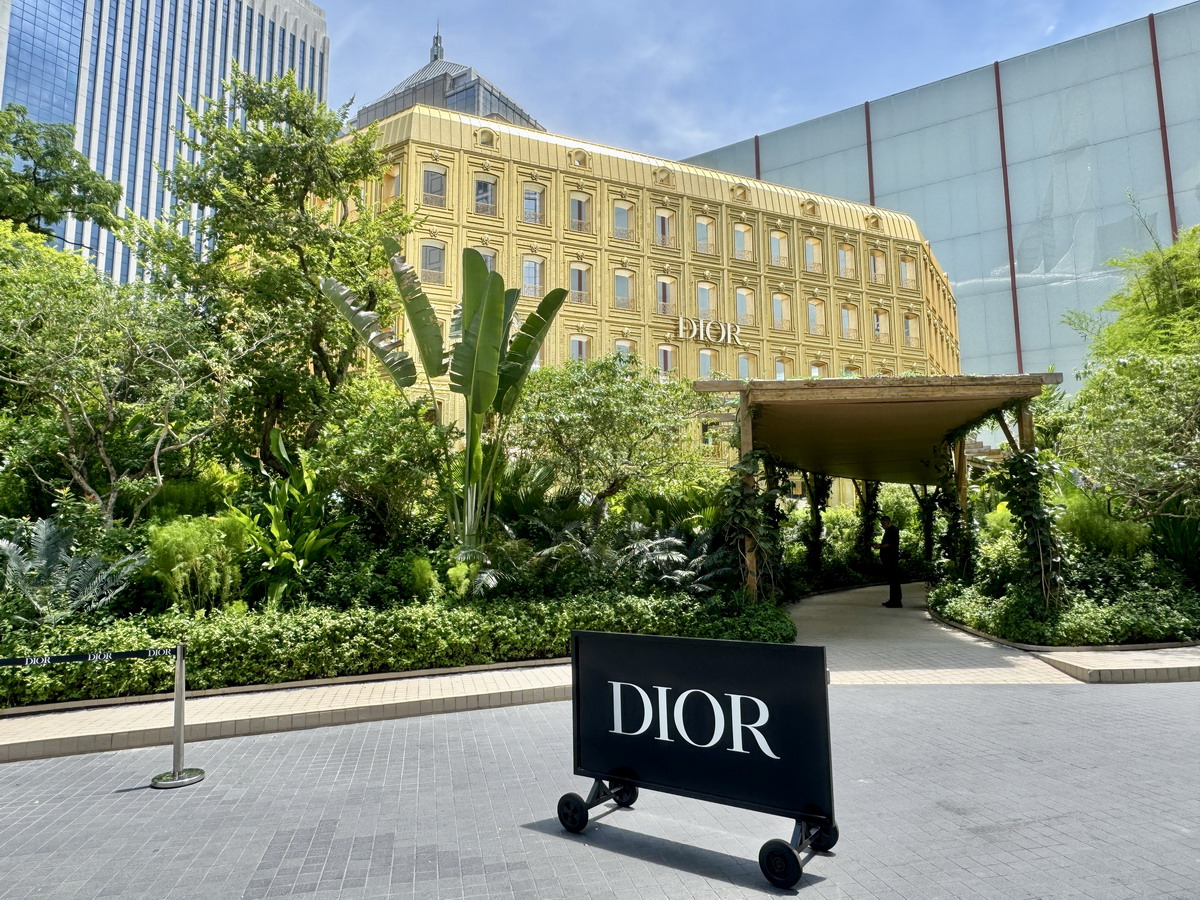 【泰國曼谷美食】迪奧黃金屋咖啡廳 Dior Gold House/Dior Café 2026：怎麼可以美成這樣！曼谷頂級時尚奢華展售間與咖啡廳，都會鬧區中的森林仙境，頂尖藝術與美食的結合，美照拍不完 7263