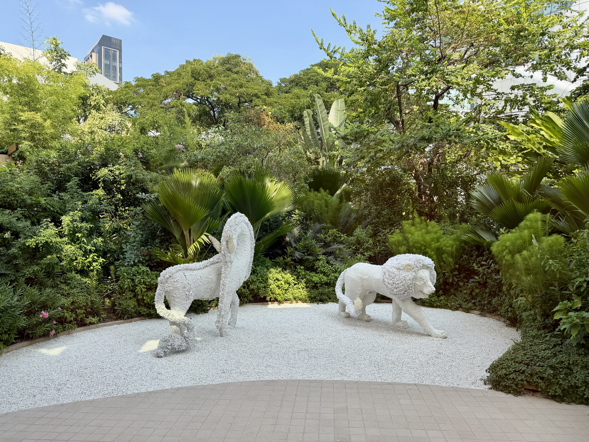 【泰國曼谷美食】迪奧黃金屋咖啡廳 Dior Gold House/Dior Café 2026：怎麼可以美成這樣！曼谷頂級時尚奢華展售間與咖啡廳，都會鬧區中的森林仙境，頂尖藝術與美食的結合，美照拍不完 7263