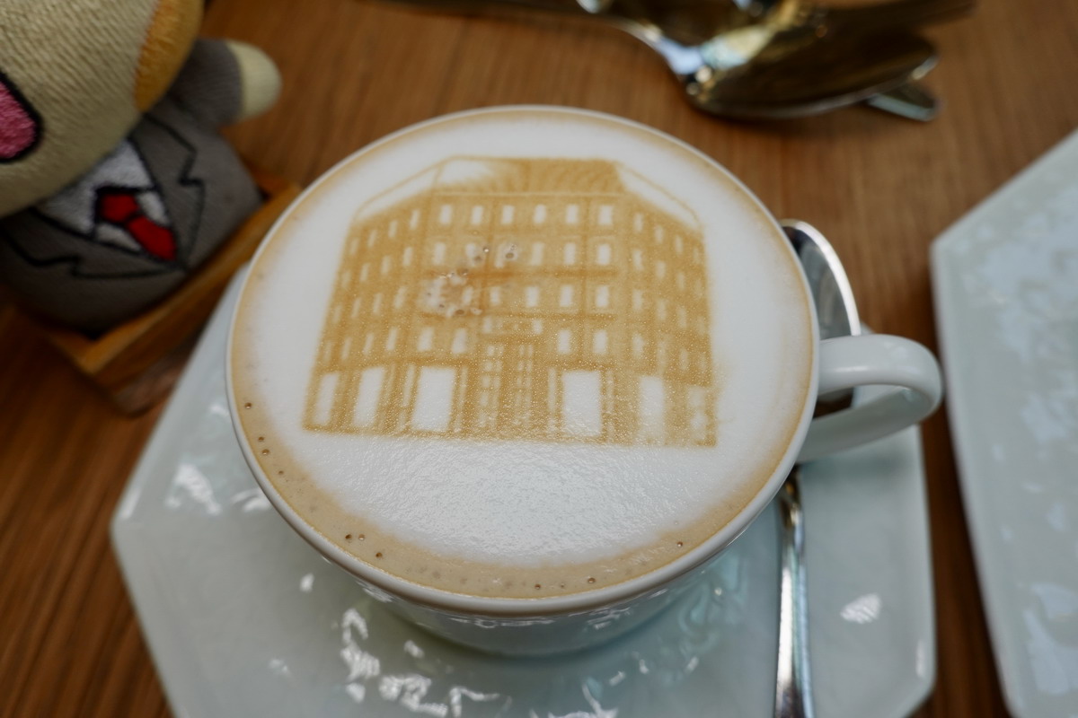 【泰國曼谷美食】迪奧黃金屋咖啡廳 Dior Gold House/Dior Café 2026：怎麼可以美成這樣！曼谷頂級時尚奢華展售間與咖啡廳，都會鬧區中的森林仙境，頂尖藝術與美食的結合，美照拍不完 7263