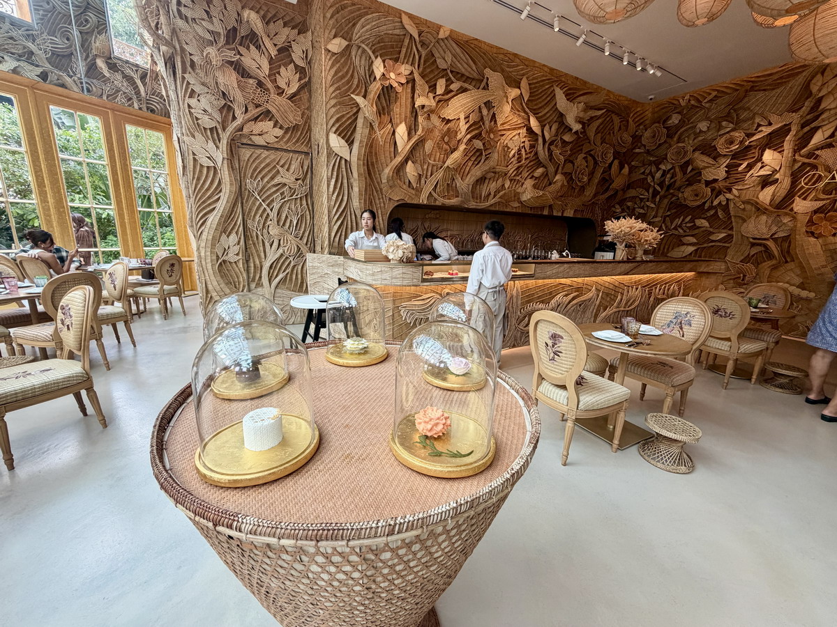 【泰國曼谷美食】迪奧黃金屋咖啡廳 Dior Gold House/Dior Café 2026：怎麼可以美成這樣！曼谷頂級時尚奢華展售間與咖啡廳，都會鬧區中的森林仙境，頂尖藝術與美食的結合，美照拍不完 7263