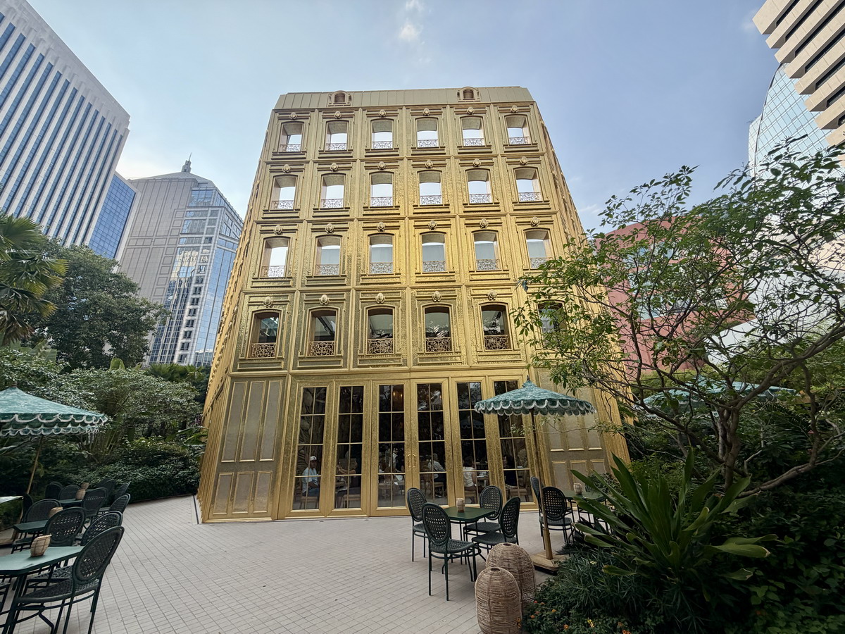 【泰國曼谷美食】迪奧黃金屋咖啡廳 Dior Gold House/Dior Café 2026：怎麼可以美成這樣！曼谷頂級時尚奢華展售間與咖啡廳，都會鬧區中的森林仙境，頂尖藝術與美食的結合，美照拍不完 7263