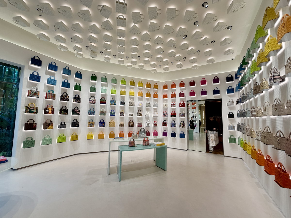 【泰國曼谷美食】迪奧黃金屋咖啡廳 Dior Gold House/Dior Café 2026：怎麼可以美成這樣！曼谷頂級時尚奢華展售間與咖啡廳，都會鬧區中的森林仙境，頂尖藝術與美食的結合，美照拍不完 7263