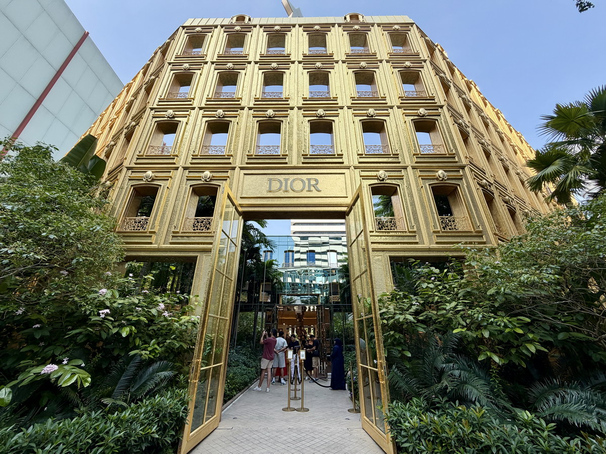 【泰國曼谷美食】迪奧黃金屋咖啡廳 Dior Gold House/Dior Café 2026：怎麼可以美成這樣！曼谷頂級時尚奢華展售間與咖啡廳，都會鬧區中的森林仙境，頂尖藝術與美食的結合，美照拍不完 7263