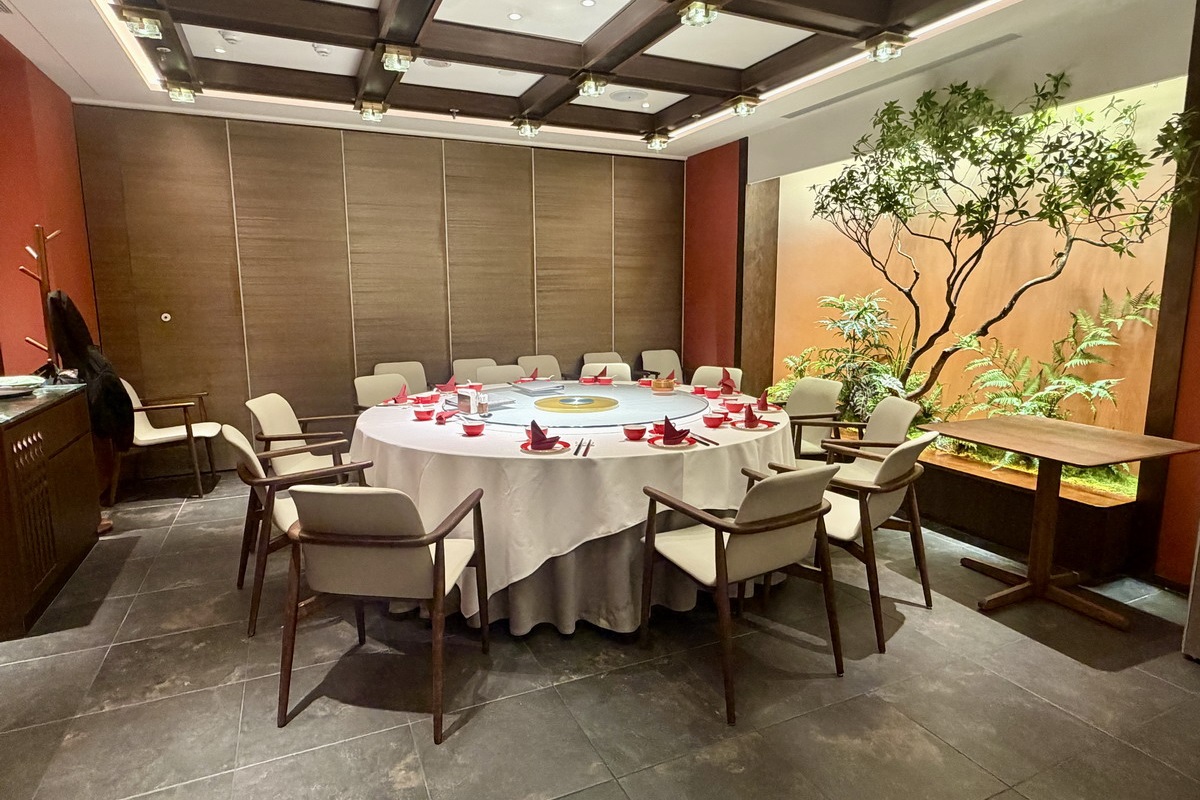 【台北象山站美食】劉家宴 2026:烤鴨撐竿跳!信義區新開幕中餐廳,主打京魯菜與淮揚菜,蓑衣花刀法666刀見功夫,海膽水餃很創新 7284 【台北象山站美食】劉家宴 2026:烤鴨撐竿跳!信義區新開幕中餐廳,主打京魯菜與淮揚菜,蓑衣花刀法666刀見功夫,海膽水餃很創新 7284