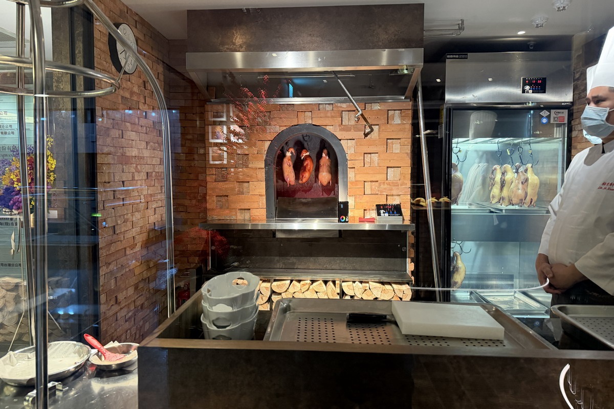 【台北象山站美食】劉家宴 2026:烤鴨撐竿跳!信義區新開幕中餐廳,主打京魯菜與淮揚菜,蓑衣花刀法666刀見功夫,海膽水餃很創新 7284 【台北象山站美食】劉家宴 2026:烤鴨撐竿跳!信義區新開幕中餐廳,主打京魯菜與淮揚菜,蓑衣花刀法666刀見功夫,海膽水餃很創新 7284