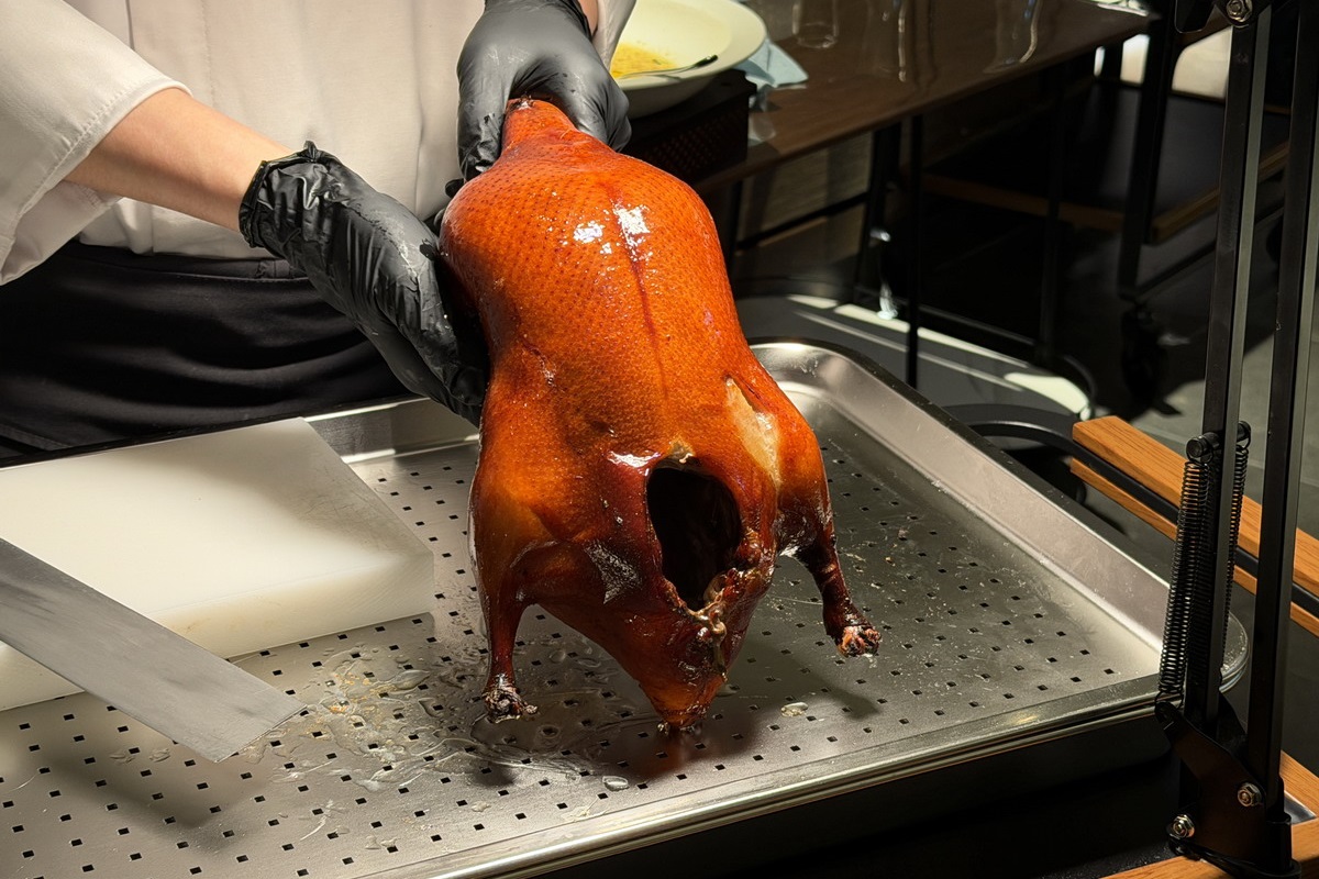 【台北象山站美食】劉家宴 2026:烤鴨撐竿跳!信義區新開幕中餐廳,主打京魯菜與淮揚菜,蓑衣花刀法666刀見功夫,海膽水餃很創新 7284 【台北象山站美食】劉家宴 2026:烤鴨撐竿跳!信義區新開幕中餐廳,主打京魯菜與淮揚菜,蓑衣花刀法666刀見功夫,海膽水餃很創新 7284