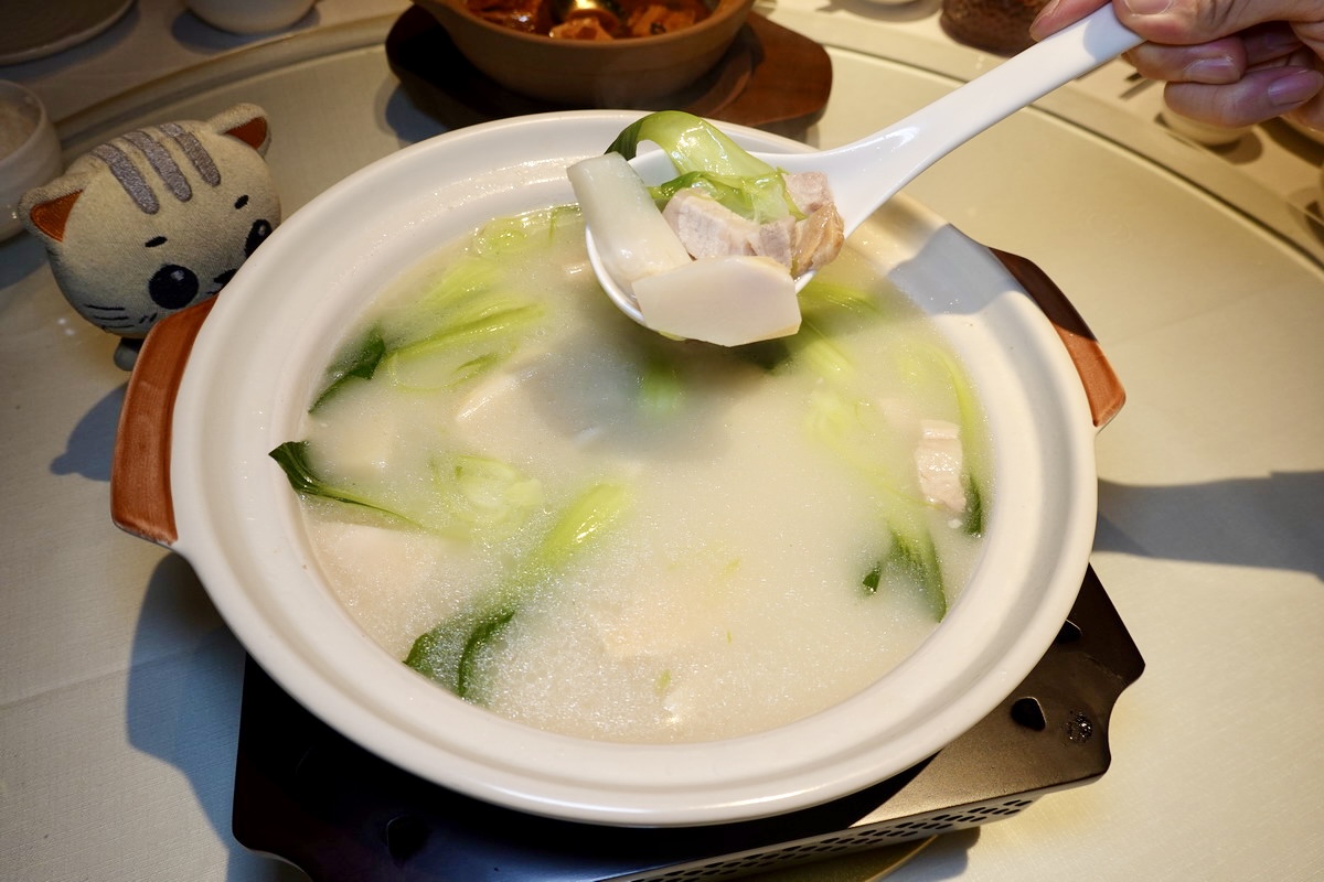 【台北象山站美食】劉家宴 2026:烤鴨撐竿跳!信義區新開幕中餐廳,主打京魯菜與淮揚菜,蓑衣花刀法666刀見功夫,海膽水餃很創新 7284 【台北象山站美食】劉家宴 2026:烤鴨撐竿跳!信義區新開幕中餐廳,主打京魯菜與淮揚菜,蓑衣花刀法666刀見功夫,海膽水餃很創新 7284