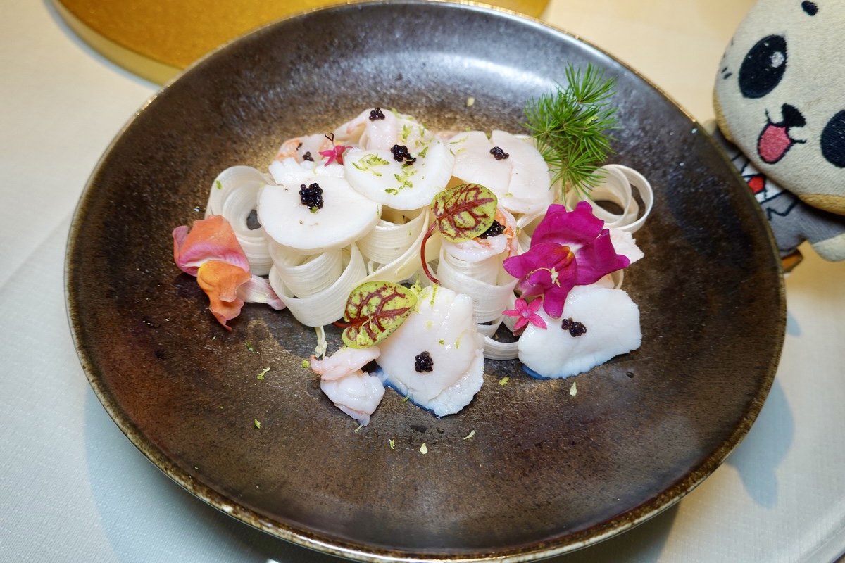 【台北象山站美食】劉家宴 2026:烤鴨撐竿跳!信義區新開幕中餐廳,主打京魯菜與淮揚菜,蓑衣花刀法666刀見功夫,海膽水餃很創新 7284 【台北象山站美食】劉家宴 2026:烤鴨撐竿跳!信義區新開幕中餐廳,主打京魯菜與淮揚菜,蓑衣花刀法666刀見功夫,海膽水餃很創新 7284