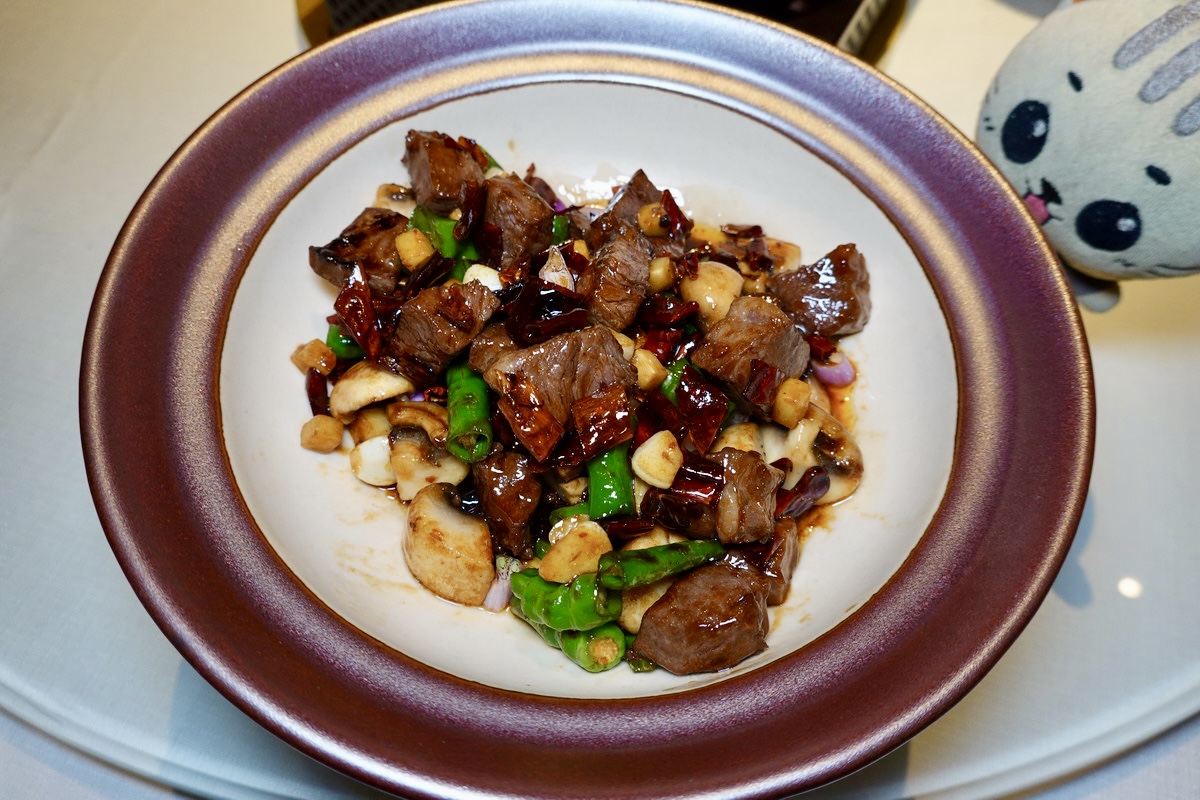 【台北象山站美食】劉家宴 2026:烤鴨撐竿跳!信義區新開幕中餐廳,主打京魯菜與淮揚菜,蓑衣花刀法666刀見功夫,海膽水餃很創新 7284 【台北象山站美食】劉家宴 2026:烤鴨撐竿跳!信義區新開幕中餐廳,主打京魯菜與淮揚菜,蓑衣花刀法666刀見功夫,海膽水餃很創新 7284