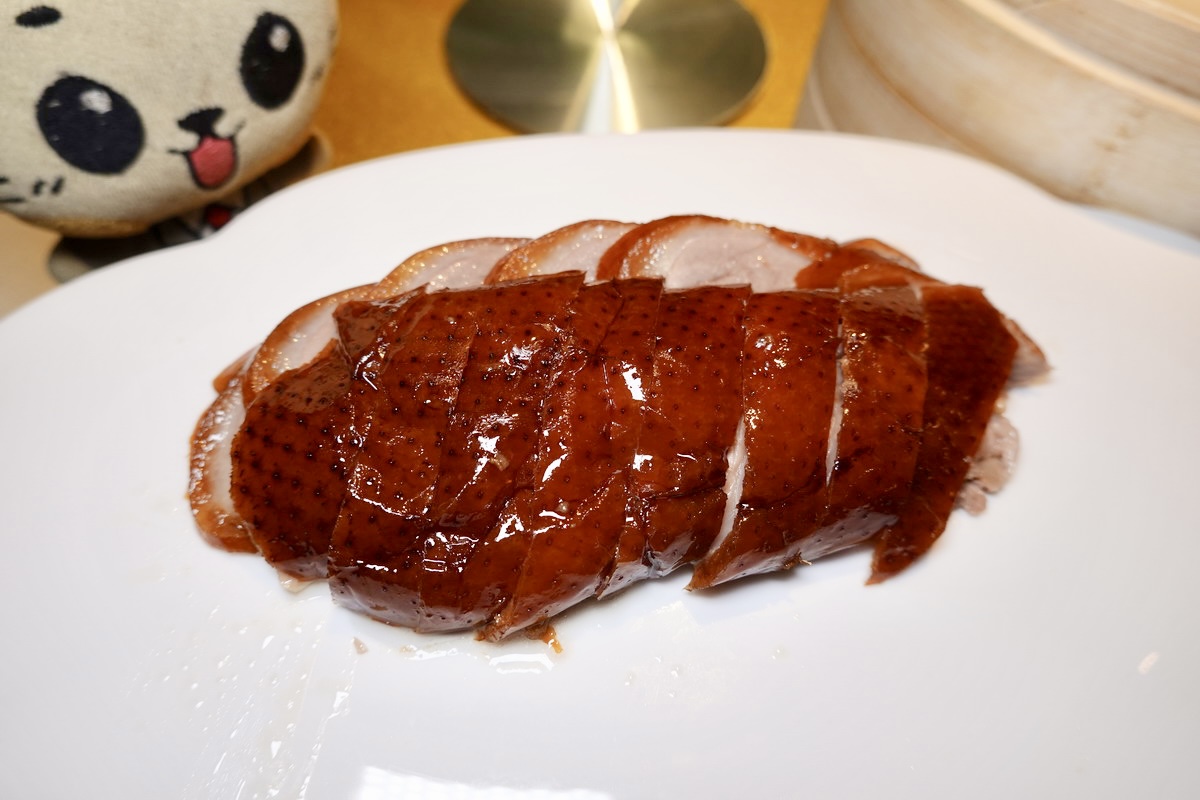 網站近期文章：【台北象山站美食】劉家宴 2026：烤鴨撐竿跳！信義區新開幕中餐廳，主打京魯菜與淮揚菜，蓑衣花刀法666刀見功夫，海膽水餃很創新 7284