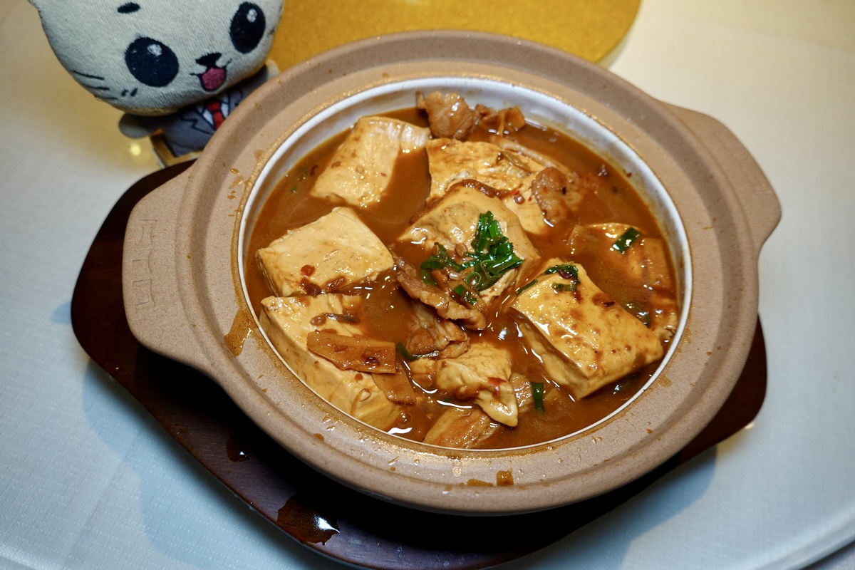 【台北象山站美食】劉家宴 2026:烤鴨撐竿跳!信義區新開幕中餐廳,主打京魯菜與淮揚菜,蓑衣花刀法666刀見功夫,海膽水餃很創新 7284 【台北象山站美食】劉家宴 2026:烤鴨撐竿跳!信義區新開幕中餐廳,主打京魯菜與淮揚菜,蓑衣花刀法666刀見功夫,海膽水餃很創新 7284