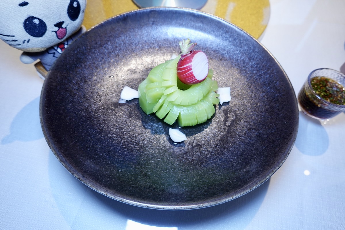 【台北象山站美食】劉家宴 2026:烤鴨撐竿跳!信義區新開幕中餐廳,主打京魯菜與淮揚菜,蓑衣花刀法666刀見功夫,海膽水餃很創新 7284 【台北象山站美食】劉家宴 2026:烤鴨撐竿跳!信義區新開幕中餐廳,主打京魯菜與淮揚菜,蓑衣花刀法666刀見功夫,海膽水餃很創新 7284