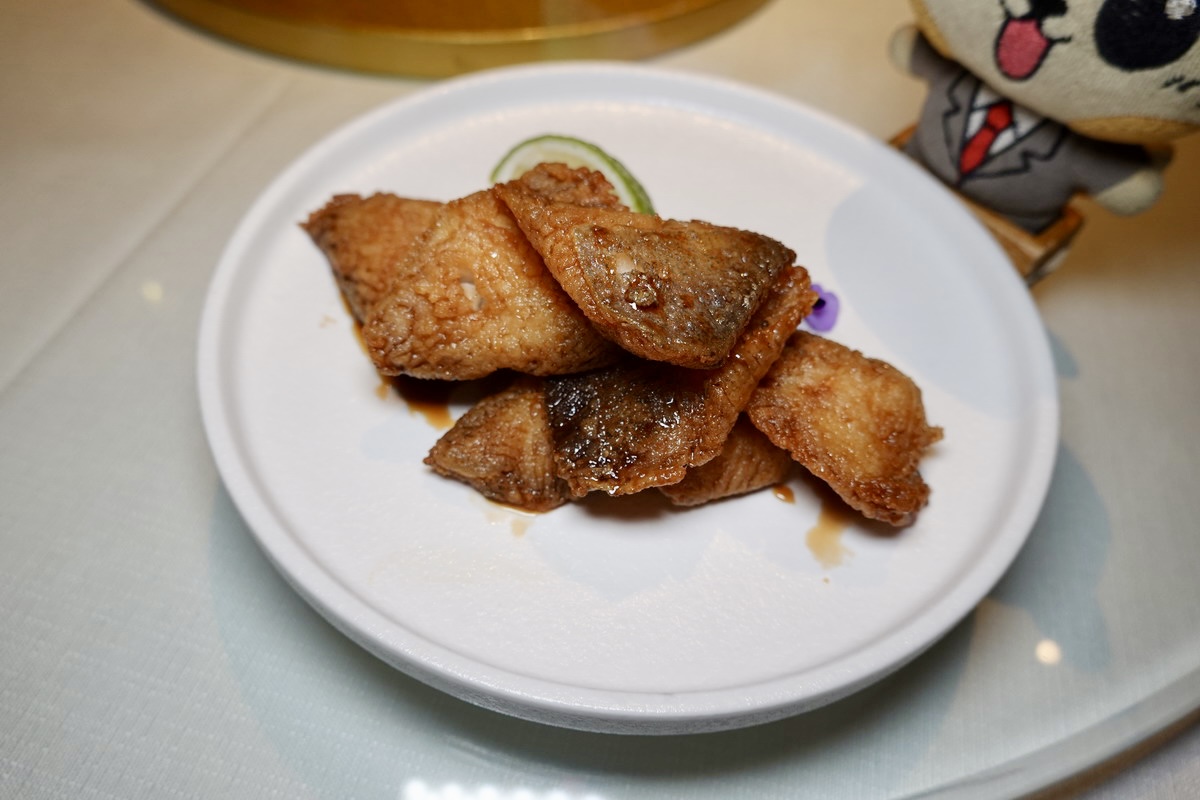 【台北象山站美食】劉家宴 2026:烤鴨撐竿跳!信義區新開幕中餐廳,主打京魯菜與淮揚菜,蓑衣花刀法666刀見功夫,海膽水餃很創新 7284 【台北象山站美食】劉家宴 2026:烤鴨撐竿跳!信義區新開幕中餐廳,主打京魯菜與淮揚菜,蓑衣花刀法666刀見功夫,海膽水餃很創新 7284